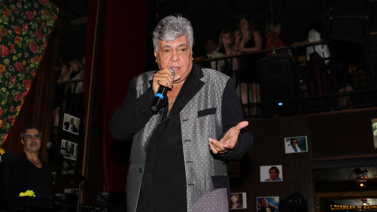 Sidney Magal canta 'Sandra Rosa Madalena' com passageiros de voo a Salvador