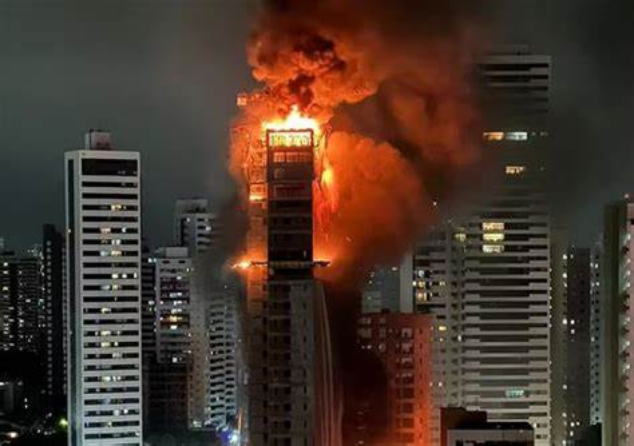 VÍDEO: Grande incêndio atinge prédio em construção no Recife