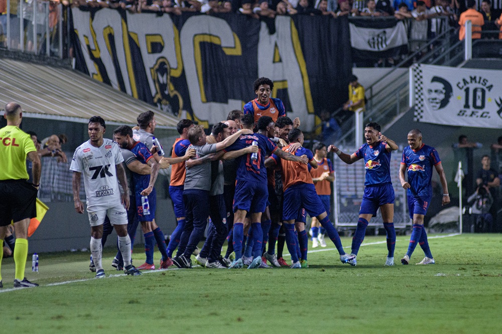 Santos perde para o Red Bull Bragantino na Vila Belmiro e termina rodada na vice-lanterna