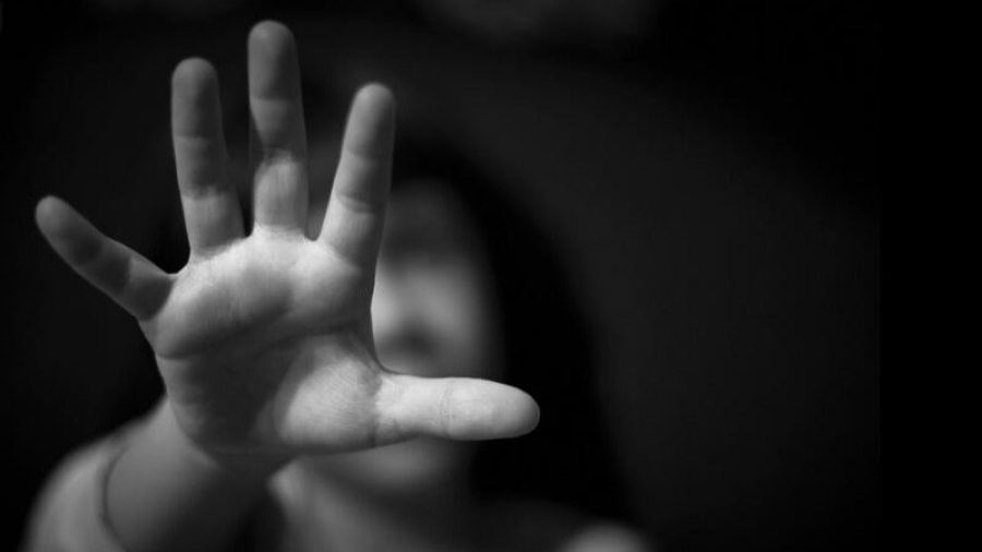 TERROR: Menina de 13 anos era oferecida pela mãe para abusadores e justificativa choca; saiba mais