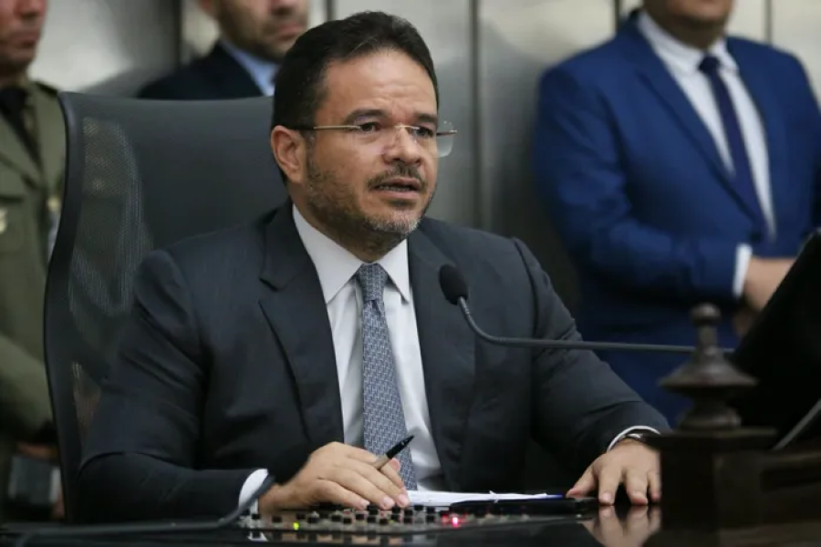 “Esquerda e direita são bem parecidas. Quando dá uma volta, se encontram”, diz MV após mais um embate entre Bebeto e Medeiros